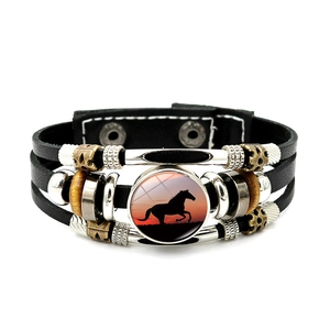 Bracelet multicouche en cuir noir avec silhouette de cheval et breloque coucher de soleil