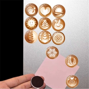 Set di 12 calamite tonde in vetro per frigorifero con vari motivi di latte art