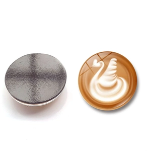 Dettaglio di calamita da frigo tonda in vetro con arte del caffè e retro magnetico nero