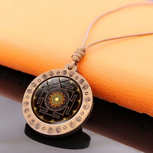 Vue macro d'un pendentif mandala avec cadre en bois marron et motif géométrique