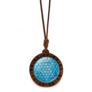 Détail du pendentif vintage en bois avec motif mandala bleu et cordon tressé réglable