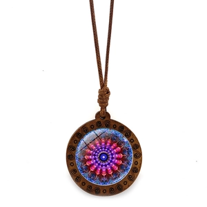 Collier ethnique avec pendentif mandala en bois et cordon tressé marron pour femmes