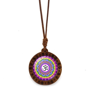 Collier mandala en bois marron avec symbole Om sur cordon en cire réglable