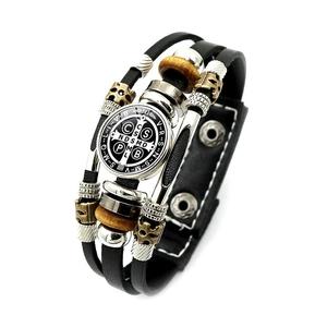 Meerlaagse Sint-Benedictus armband van leer met vintage kralen en drukknoopsluiting