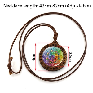 Pendentif Mandala Fleur de Vie sur collier cordon ciré marron avec cadre bois