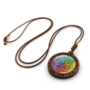 Détail du pendentif mandala en bois avec motif holographique et cordon marron tressé