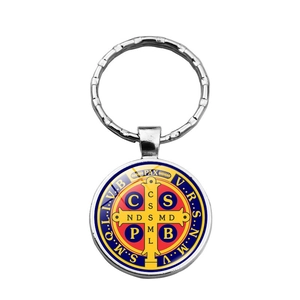 Detailansicht eines Benediktus-Medaillen-Schlüsselanhängers mit farbigem Kreuz-Design
