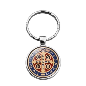 Religiöser Schlüsselanhänger mit Benedikt-Medaille, Metallsockel und Glaskuppel auf Weiß