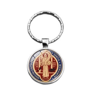 Silberner St. Benedikt Schlüsselanhänger mit farbigem Kreuz-Medaillon auf weißem Hintergrund