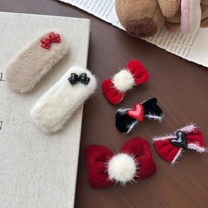 Festliche rote und creme Plüsch-Haarklammern und Schleifen-Clips für Damen auf Holztisch