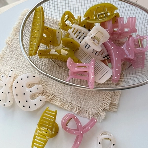 Pinces à cheveux à pois en acrylique rose, vert et blanc dans un panier en métal chic