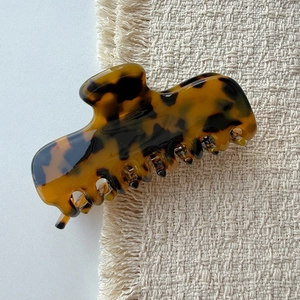 Detailansicht der Haarspange mit Leopardenmuster, Acetat-Textur und glänzender Optik