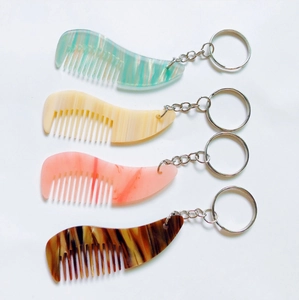 Mini porte-clés peigne en acétate avec texture marbrée en quatre couleurs élégantes