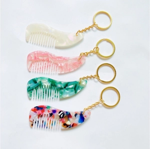 Mini porte-clés peigne en acétate motifs marbrés et blanc perle avec anneaux dorés