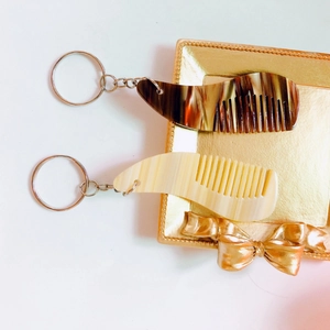 Détail de mini peignes porte-clés en acétate avec motifs écaille de tortue et blanc crème