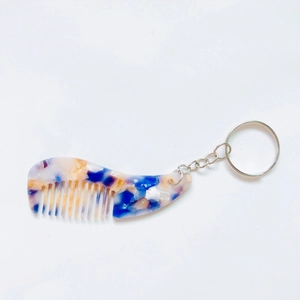 Détail d'un mini peigne porte-clés en acétate avec motif écaille de tortue coloré