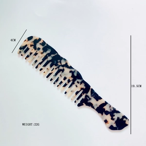 Details der Maße des Schildpatt-Grobzinkkamms mit 19,5 cm Länge und 4 cm Breite