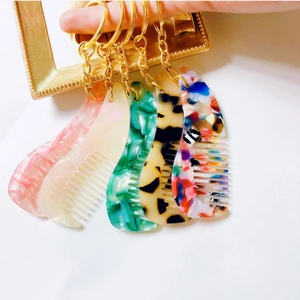 Mini Peigne à Cheveux en Acétate Porte-clés pour Femmes Vintage Motif Marbré Petit Peigne Portable Pendentif de Sac Mode