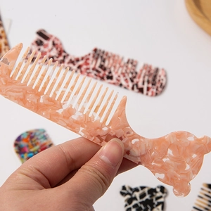 Mini peigne en acétate de marbre rose avec design tête d'ours et texture antistatique