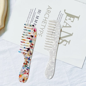 Set of 2 anti-static acetate hair combs with marble and floral patterns and handles