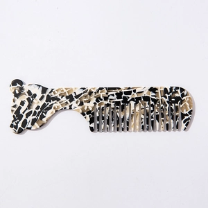 Mini peigne géométrique en acétate avec poignée d'oreilles d'ours motif noir et blanc