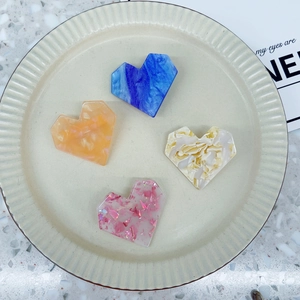 Chic heart-shaped acetate hair clips in four marble finishes and glitter styles