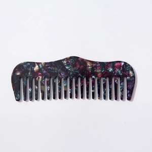 Peigne à dents larges en acétate marbré violet pour un coiffage élégant et doux