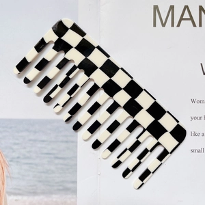 Peigne à cheveux à damier noir et blanc avec dents larges pour un coiffage facile