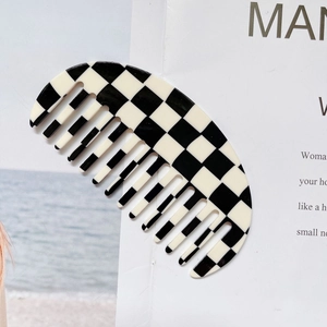 Peigne à cheveux en acétate à motif damier noir et blanc en forme de croissant