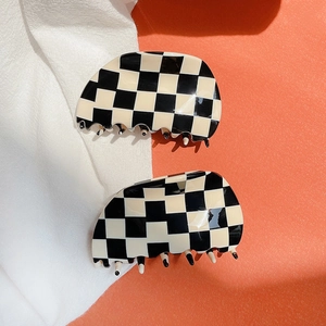 Pinces à cheveux minimalistes à damier noir et blanc avec une finition brillante