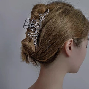 Pince à cheveux moderne en métal liquide irrégulier au fini argent brillant pour femme