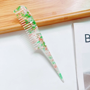 Pettine a coda in acetato di cellulosa con motivo marmorizzato e denti larghi per lo styling