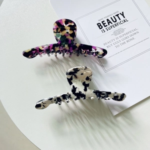 Détail de pinces à cheveux en acétate écaille de tortue avec finition brillante