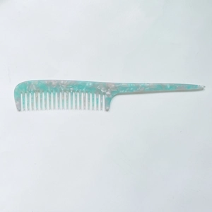 Pettine a coda in acetato verde menta marmorizzato con denti larghi per styling e divisione