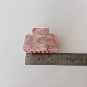 Pince à cheveux rectangulaire en acétate marbré rose, mesure de taille 6,5 cm
