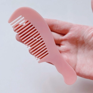 Peine de dientes anchos en acetato rosa morandi desenredante con mango ergonómico