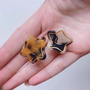 Lot de deux pinces à cheveux étoiles en acétate avec motifs écaille et marbre