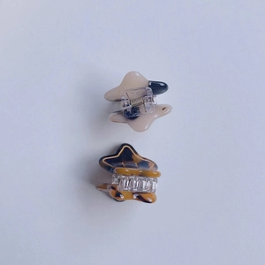 Détail de mini pinces à cheveux en acétate avec motifs marbre et écaille de tortue