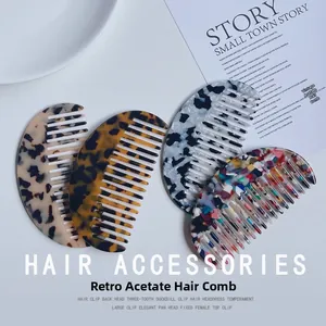 Dettaglio di pettini per capelli retrò in acetato con motivi leopardati e marmo su piatto