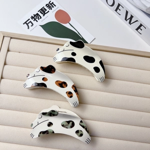 Gros plan de pinces à cheveux dalmatien endormi en trois couleurs sur un plateau