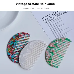 Dettaglio di vari colori di pettini in acetato a semicerchio con trama vintage retrò