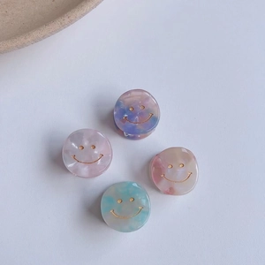 Set di 4 mini mollette per capelli in acetato pastello con smileys dorati e texture acquerello