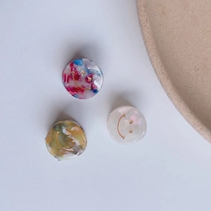 Set di 3 fermagli per capelli in acetato con faccina sorridente e trama marmorea
