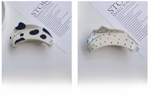 Gros plan de pinces à cheveux dalmatien mignonnes avec strass colorés en acétate fini
