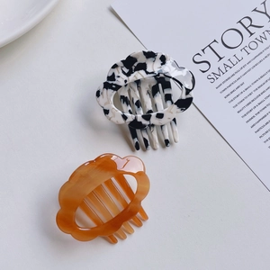 Elegant acetic acid hair combs with marble and amber patterns in wavy cloud design