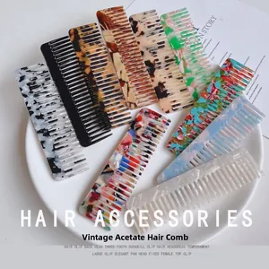 Disposition détaillée de peignes à cheveux vintage en acétate aux motifs marbrés et floraux