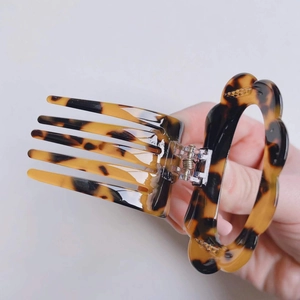 Handheld tortoiseshell pattern acetate hair comb with wave design and metal spring