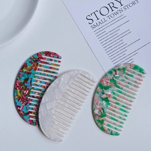 Set di tre pettini a mezzaluna in acetato con trame floreali e perlate multicolore