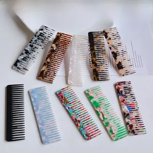 Détails de neuf peignes à cheveux colorés en acétate aux motifs marbrés et floraux