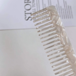 Mini peigne à dents larges en acétate avec texture marbrée crème élégante